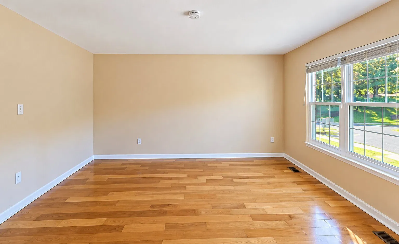 Stunning 3 BR / 2.5 BA Townhome for Rent in Audubon Square — Photo 4
