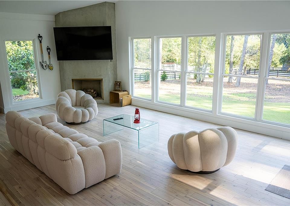 1st image of 15590 Thompson Rd