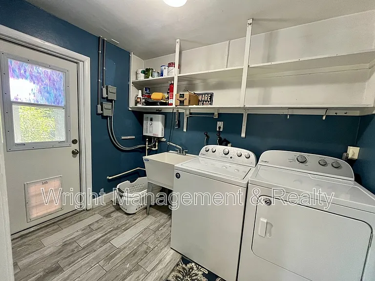 2323 Surrey Ln — Photo 8
