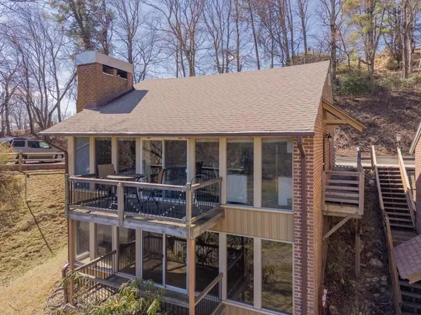 40 Doe Valley Dr, Hillsville, VA 24343