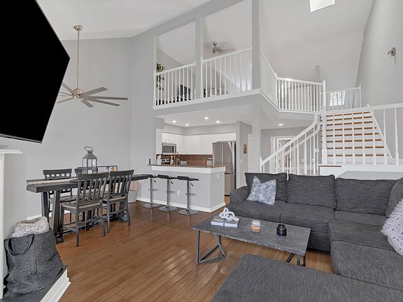 2nd image of 220 Glenstone Cir