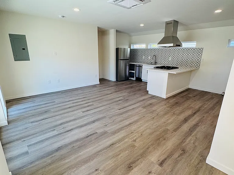 428 Everett St — Photo 5