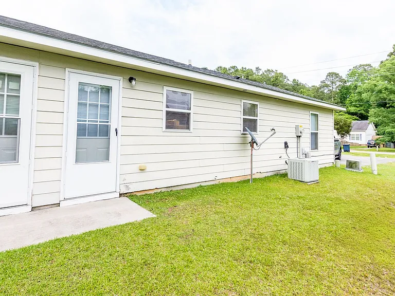 241 Lakewood Dr — Photo 6