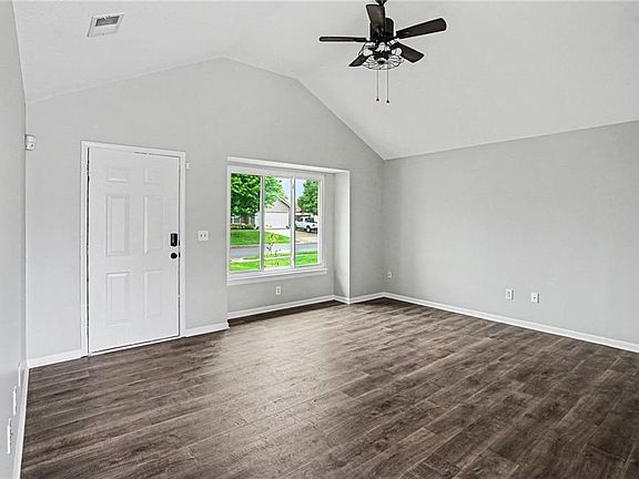 3rd image of 420 SW Graystone Dr