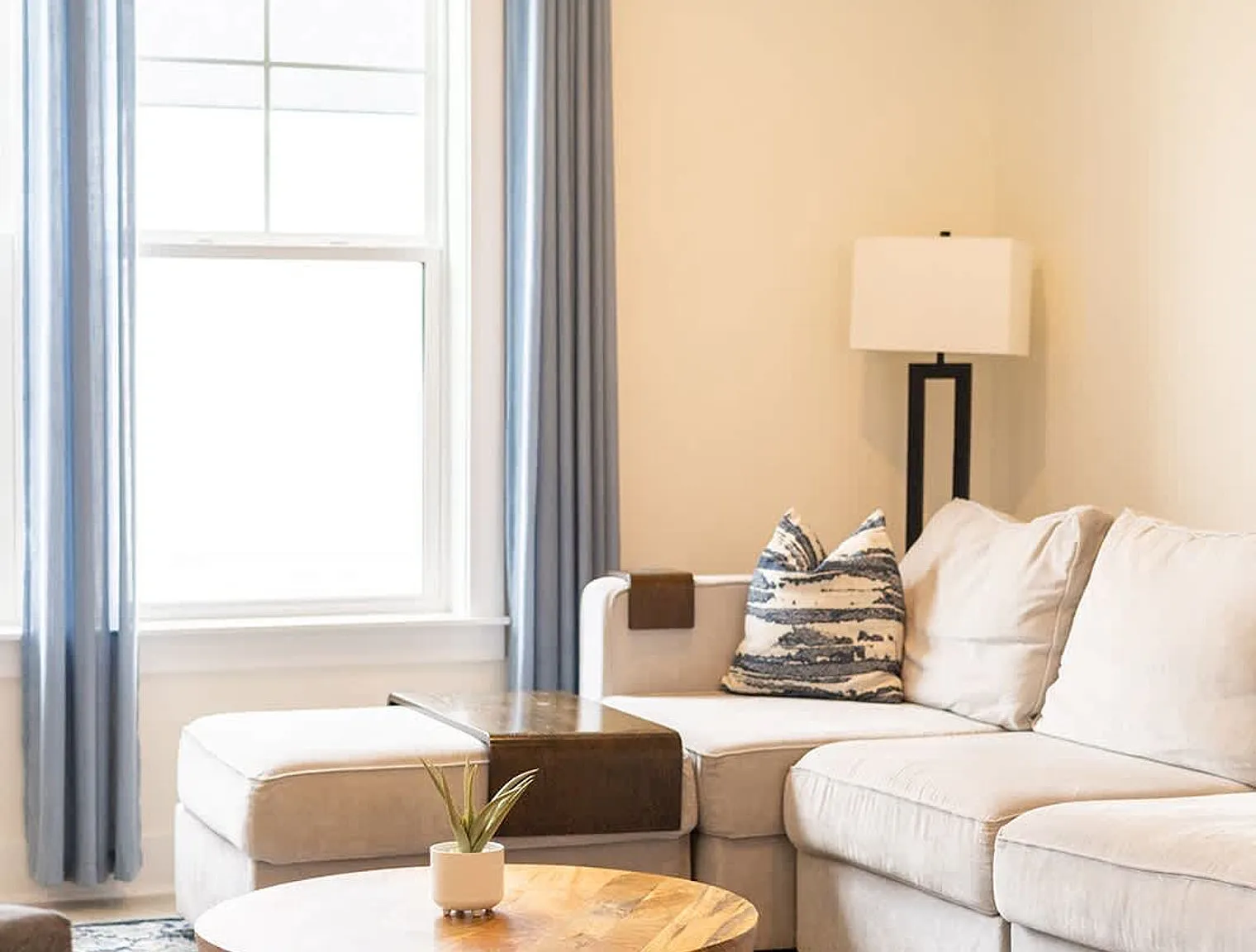 3 bed, 3.0 bath, 2088 sqft, $3,539 — Photo 4