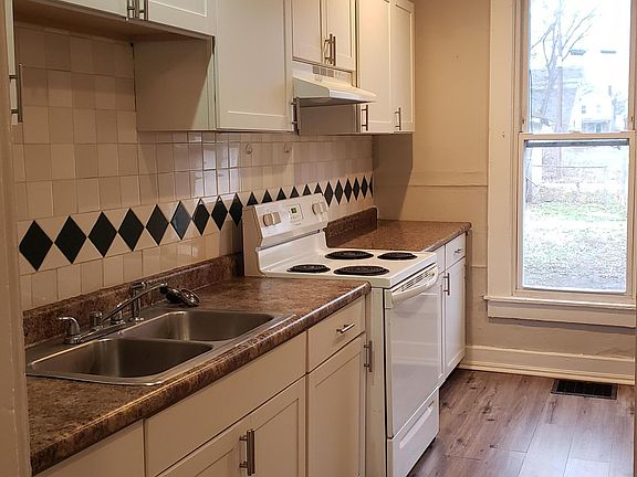 3rd image of 818 Greenwood Ave