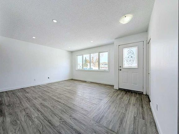 3rd image of 400 E 4th St NE