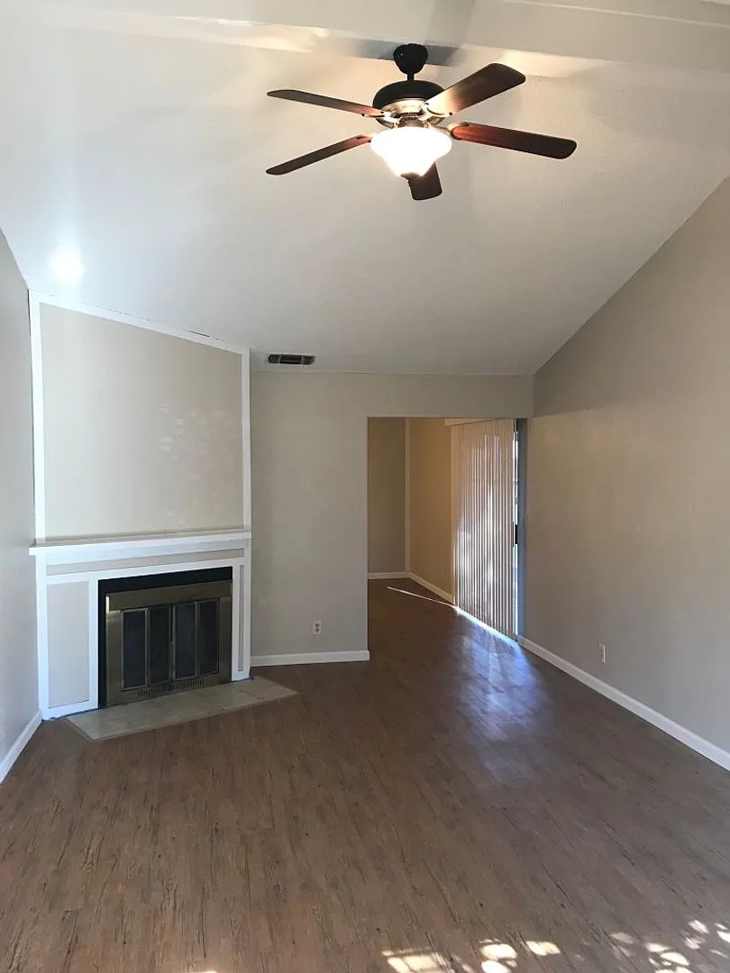 Fair Oaks 2bd/2ba Duplex with Garage — Photo 2