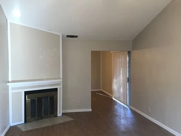 5532 E Knoll Dr — Photo 2
