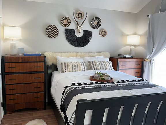TOP FLOOR BEDROOM WITH QUEED BED (TEMPUR-PEDIC) AND ACCESS TO BALCONY.