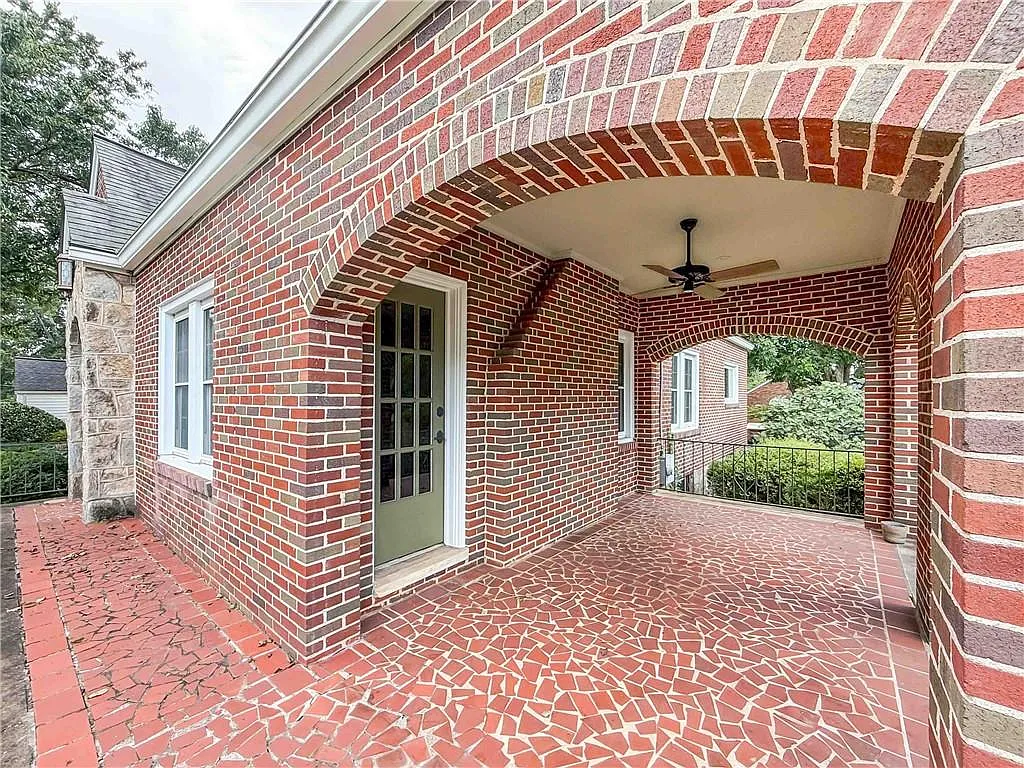 3 bed, 2.0 bath, 1602 sqft, $2,600 — Photo 2