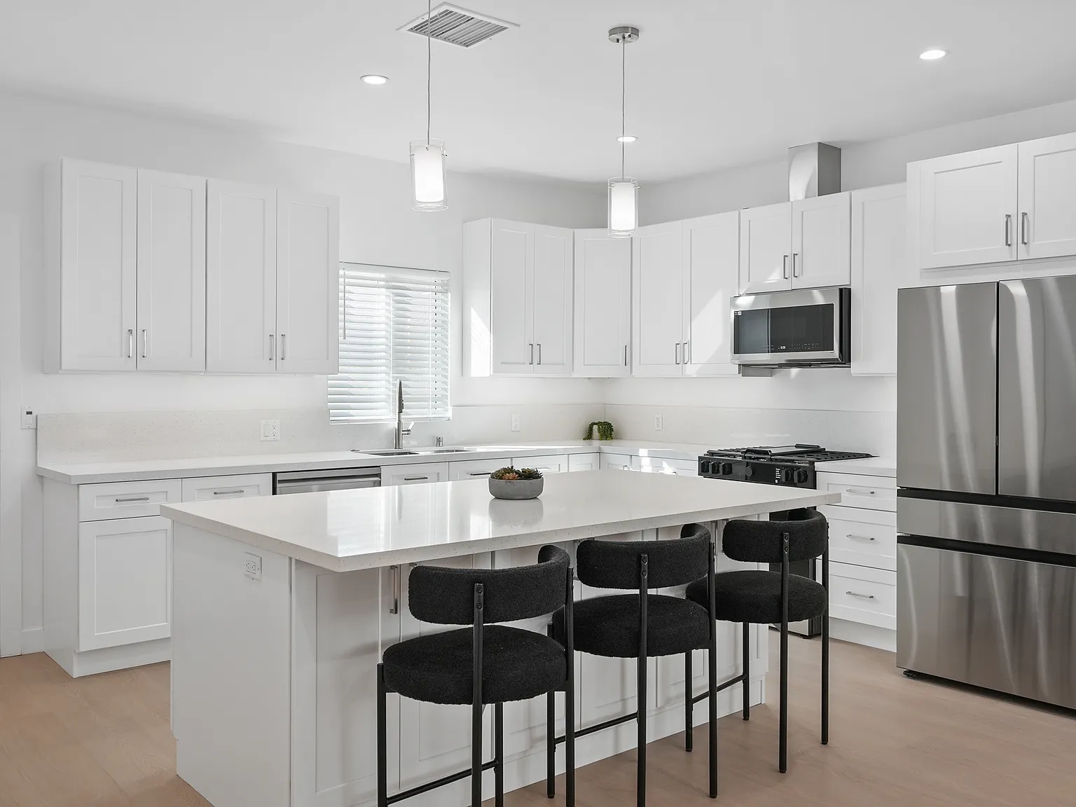 3 bed, 1200 sqft, $4,195 — Photo 2