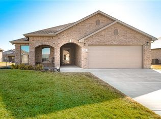 7525 Apache Rd, Shawnee, KS 66227