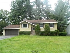 1st image of 10 Woodland Ct