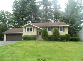 10 Woodland Ct, Saratoga Springs, NY 12866
