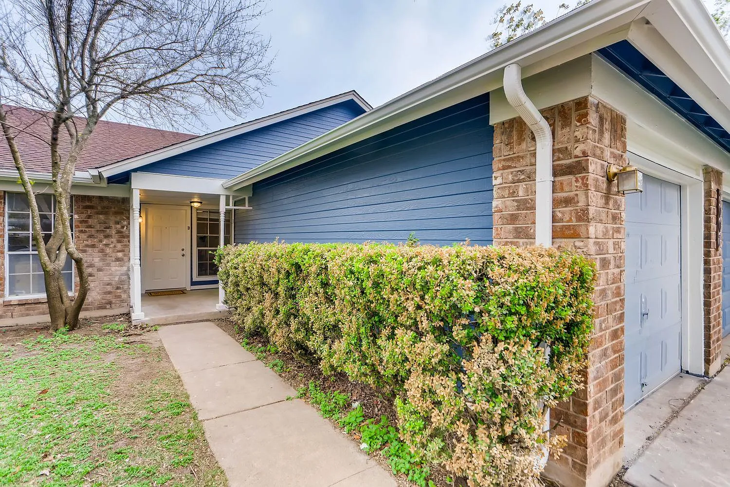 2 bed, 1.0 bath, 1950 sqft, $1,350 — Photo 1