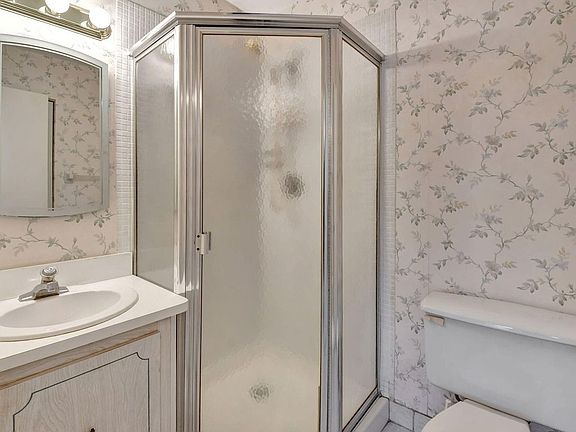 4th image of 1670 NW 18th Ave APT 202