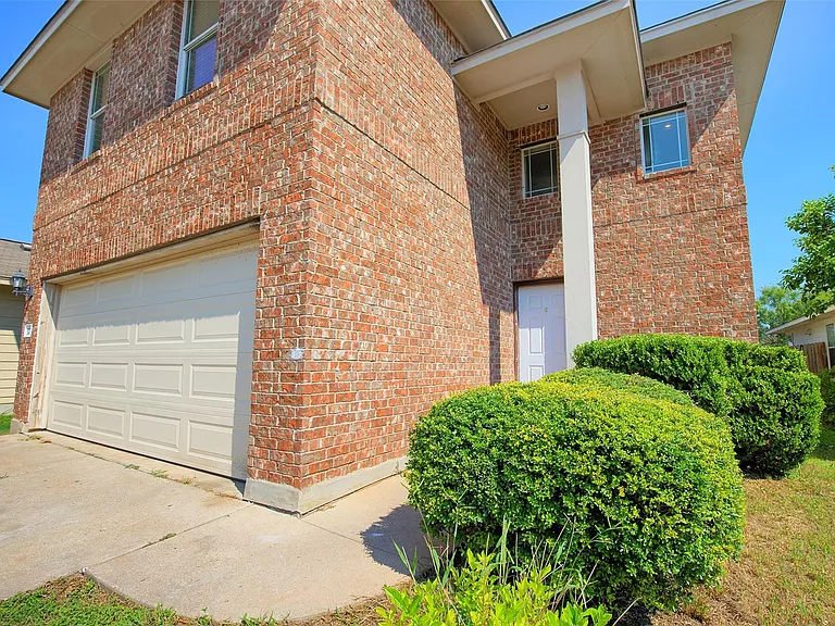 3207 Barksdale Dr — Photo 2