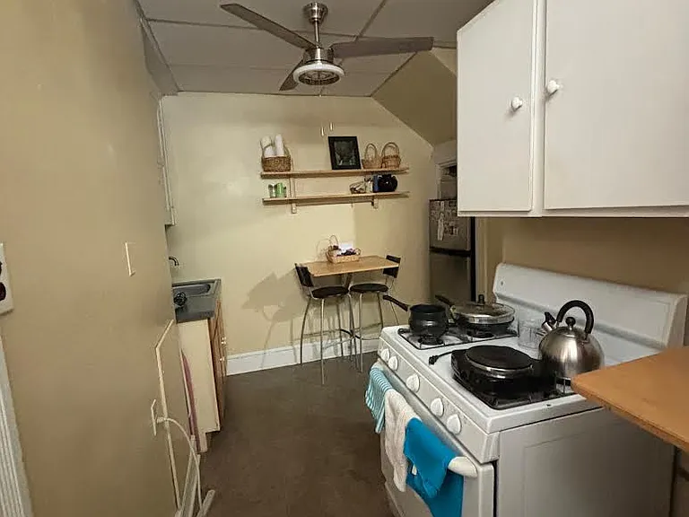 kitchen has a gas stove