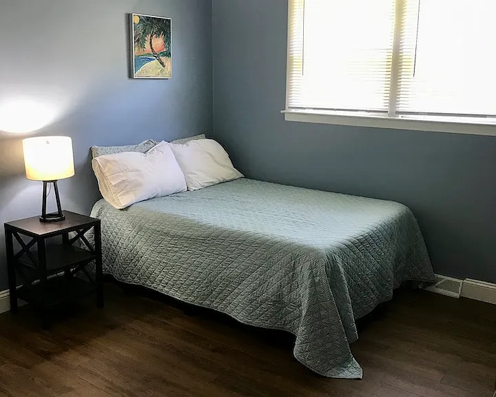 Queen bed room