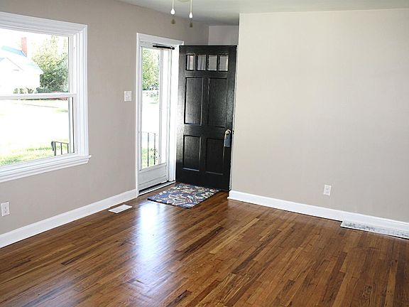 4th image of 598 Stratford Dr