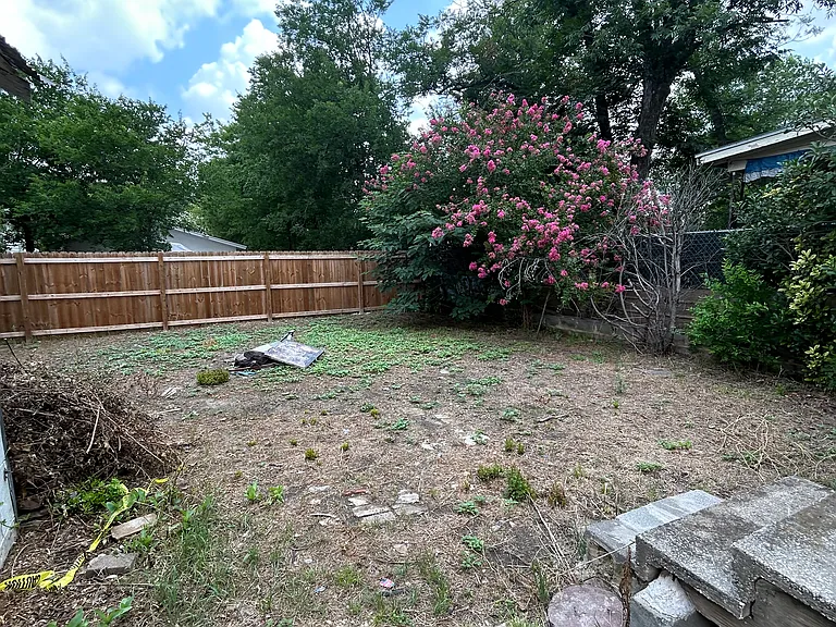 239 Hawthorne — Photo 3