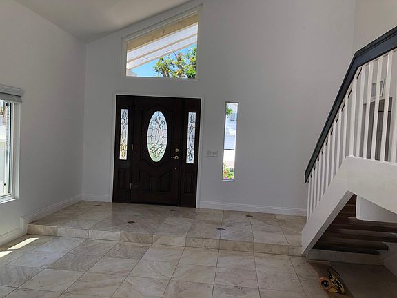 Living Room / Entry