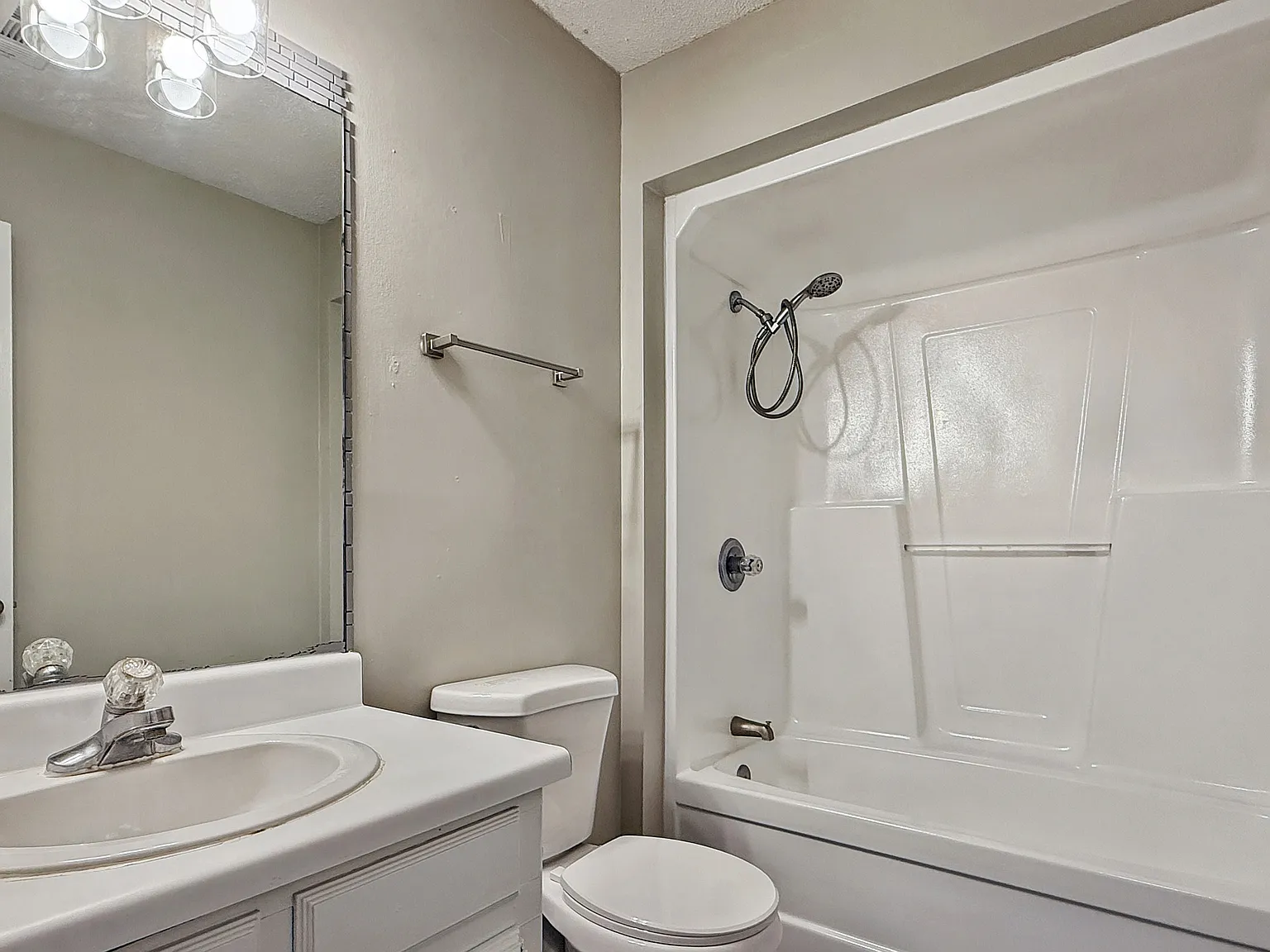 2 bed, 1.5 bath, 1100 sqft, $1,350 — Photo 4