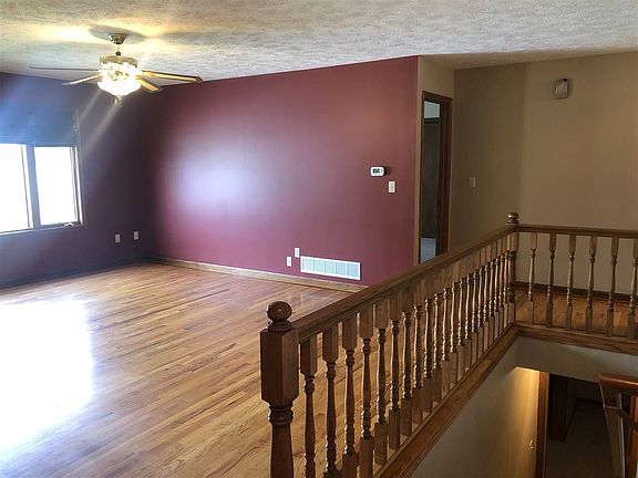 2nd image of 6 Cottonwood Pl