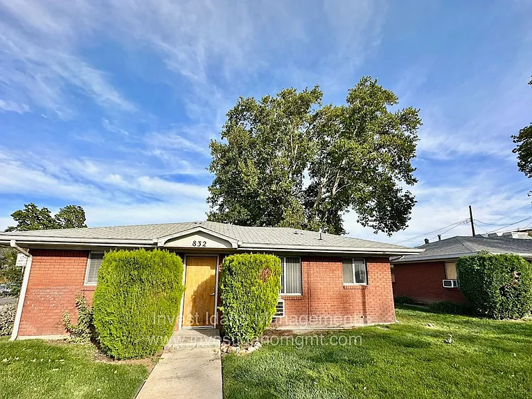 Pine/Meridian — Photo 1