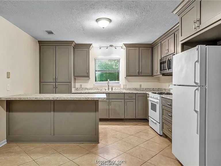 807 Holleman Dr — Photo 7