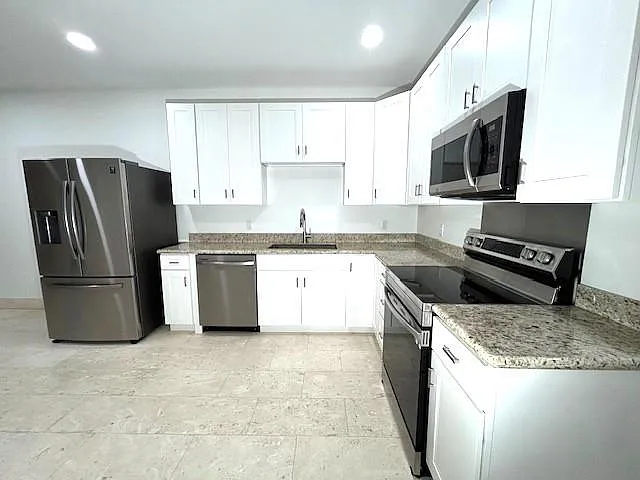800 N Causeway Blvd #204 — Photo 4