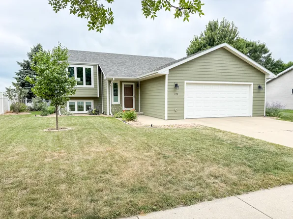 1142 Yorktown Dr, Brookings, SD 57006