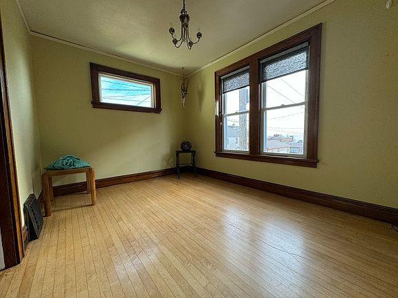 4th image of 418 N 8th Ave E
