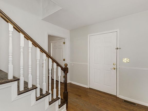 3rd image of 301 Claremont Cir