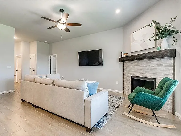 1004 Acacia Creek Dr — Photo 4
