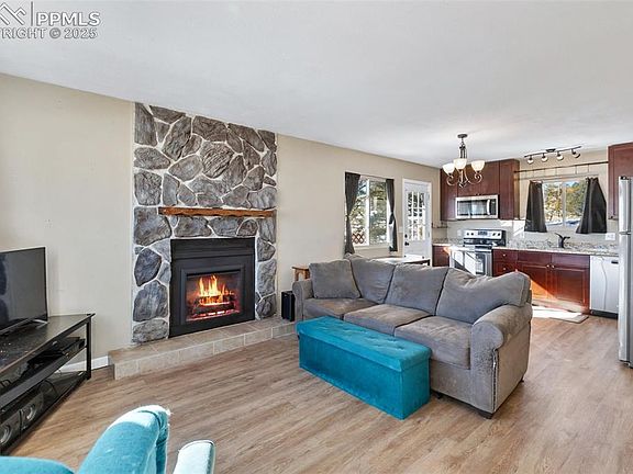 5th image of 11 Valley Cir