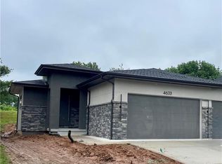 4633 NE Fairway Homes Dr, Lees Summit, MO 64064