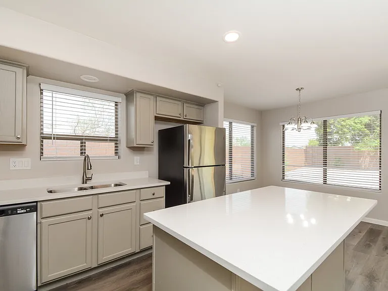 5648 W Southgate Ave — Photo 8