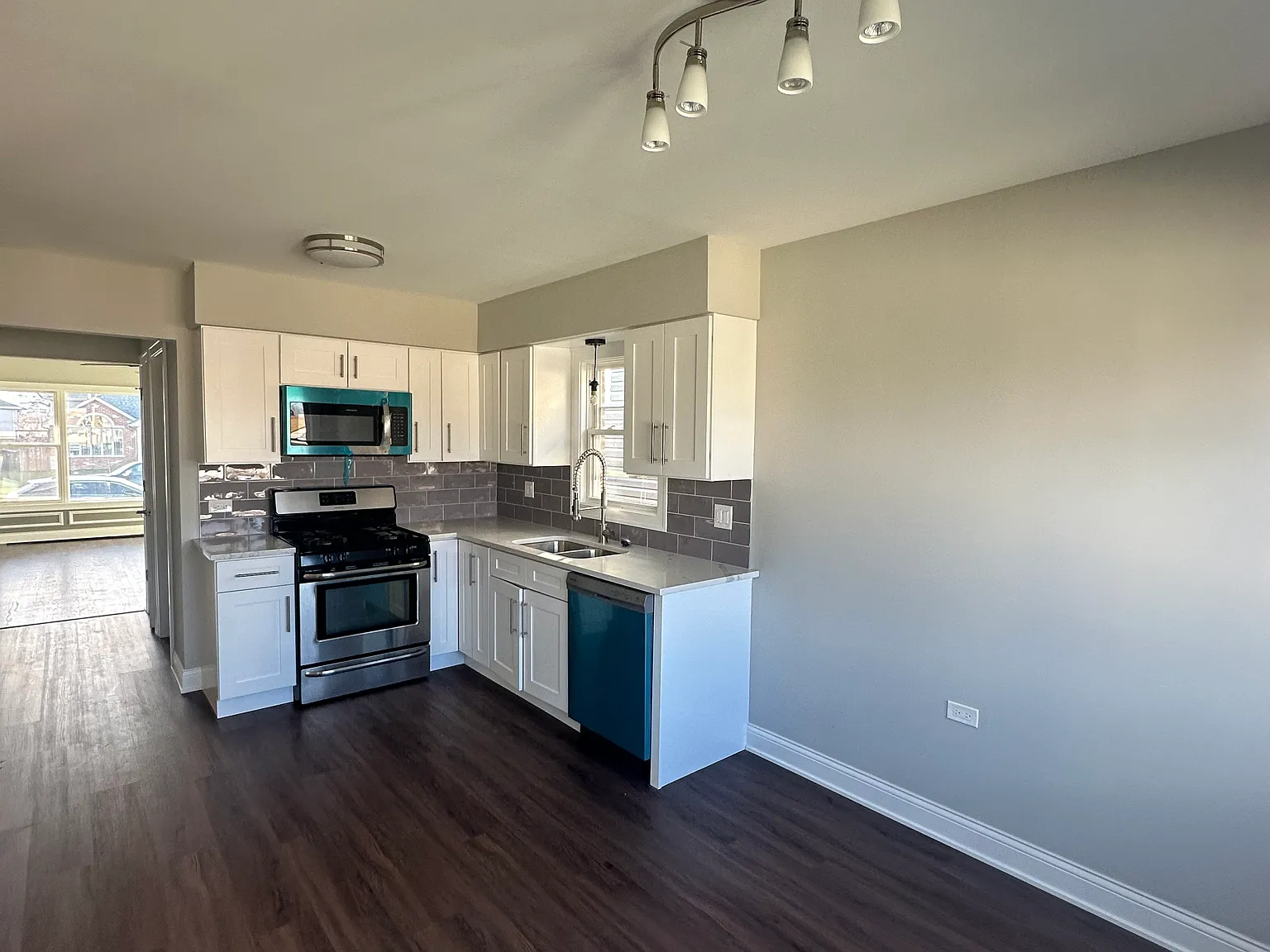 3 bed, 1300 sqft, $2,500 — Photo 2