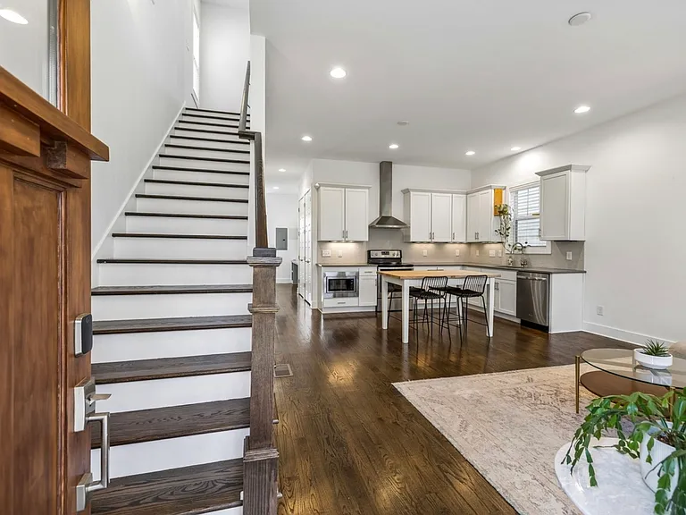 2324 Riverside Dr — Photo 3