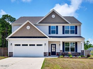 121 Permeta Dr, Sneads Ferry, NC 28460