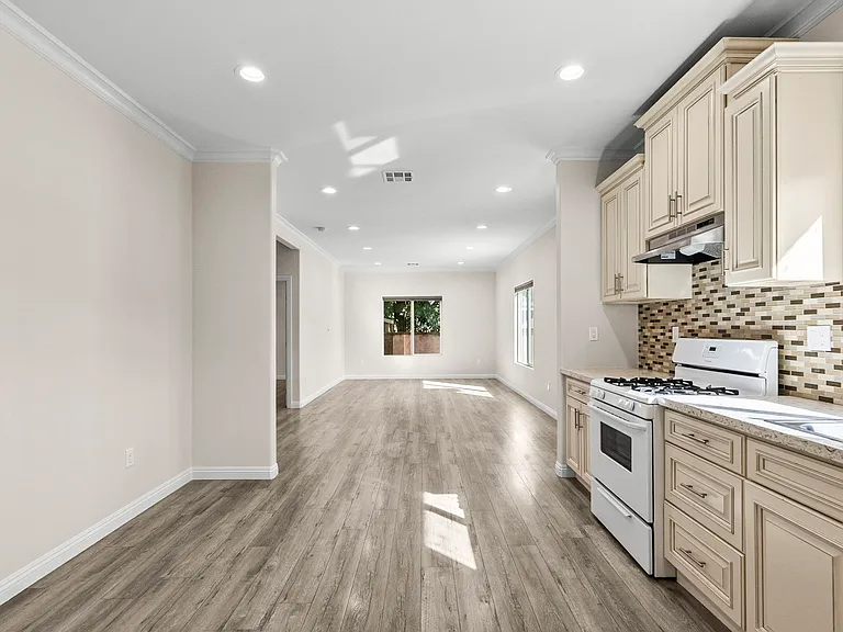 6715 Cedros Ave — Photo 7