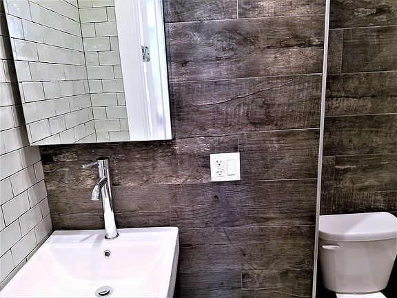 3rd image of 699 Willoughby Ave APT 1B