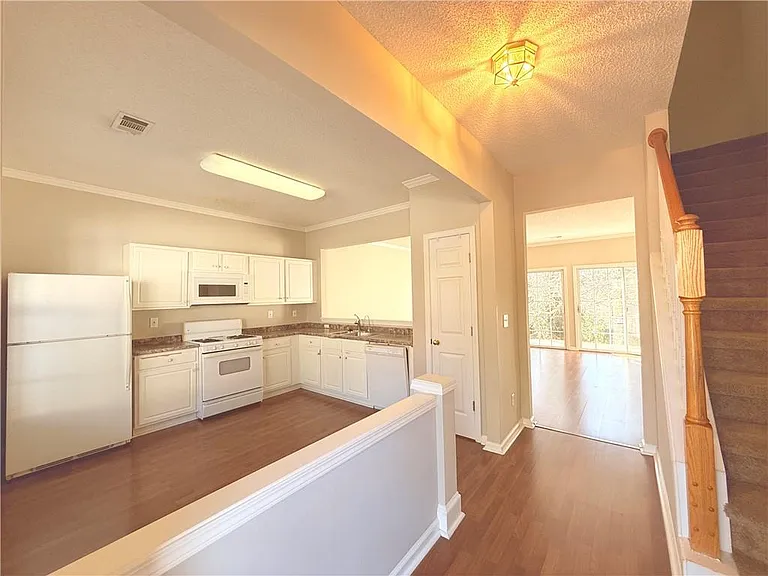 40 Highoak Dr NE — Photo 3