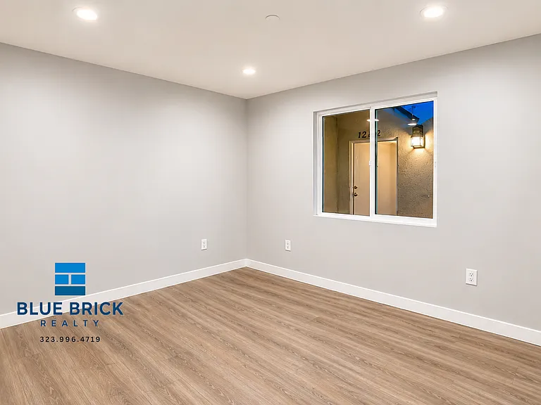 1242 W 93rd St #1/4 — Photo 5