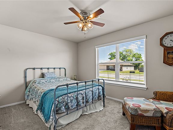 4th image of 2813 Bauer St