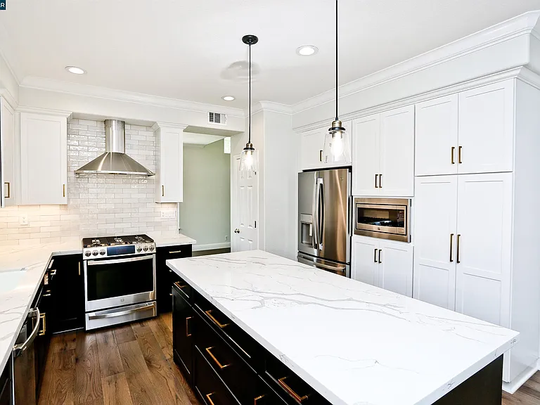 1079 River Rock Ln — Photo 2