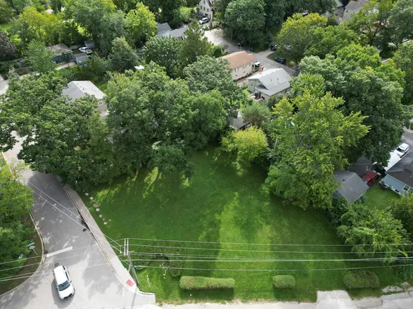111 Shady Ln, Mundelein, IL 60060