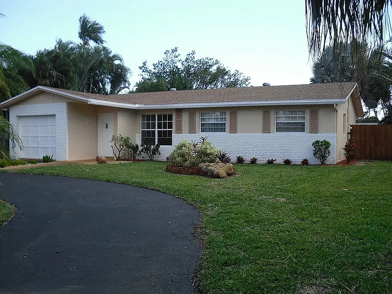 1066 SW 26th Ave — Photo 1